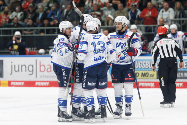 Team (Adler Mannheim) Tor zum 1 : 3 beim Spiel zwischen Augsburger Panther v Adler Mannheim, Eishockey, Herren, DEL, 2026 2027, 9.Spieltag am 16.10.2026 in Augsburg, Curt-Frenzel-Stadion. Bayern Deutschland