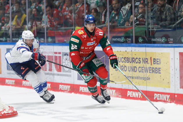 Fabrizio Pilu (68, Augsburger Panther) und Tom Kühnhackl (34, Adler Mannheim) beim Spiel zwischen Augsburger Panther v Adler Mannheim, Eishockey, Herren, DEL, 2026 2027, 9.Spieltag am 16.10.2026 in Augsburg, Curt-Frenzel-Stadion. Bayern Deutschland