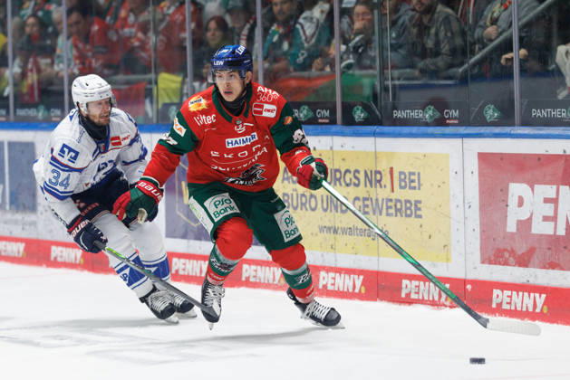 Fabrizio Pilu (68, Augsburger Panther) und Tom Kühnhackl (34, Adler Mannheim) beim Spiel zwischen Augsburger Panther v Adler Mannheim, Eishockey, Herren, DEL, 2026 2027, 9.Spieltag am 16.10.2026 in Augsburg, Curt-Frenzel-Stadion. Bayern Deutschland