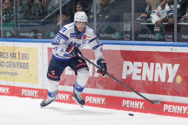 Marc Michaelis (65, Adler Mannheim) beim Spiel zwischen Augsburger Panther v Adler Mannheim, Eishockey, Herren, DEL, 2026 2027, 9.Spieltag am 16.10.2026 in Augsburg, Curt-Frenzel-Stadion. Bayern Deutschland