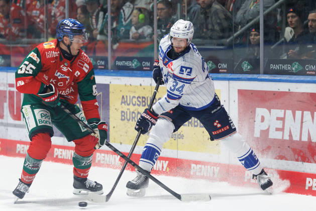 Tom Kühnhackl (34, Adler Mannheim) und Ryan Button (55, Augsburger Panther) beim Spiel zwischen Augsburger Panther v Adler Mannheim, Eishockey, Herren, DEL, 2026 2027, 9.Spieltag am 16.10.2026 in Augsburg, Curt-Frenzel-Stadion. Bayern Deutschland