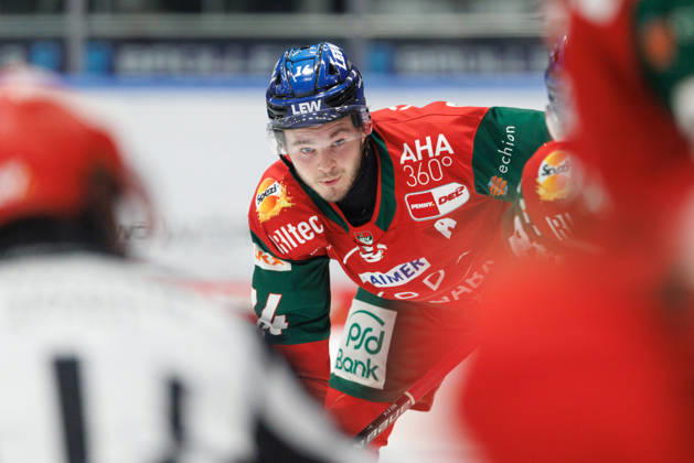 D.J. Busdeker (14, Augsburger Panther) beim Spiel zwischen Augsburger Panther v Adler Mannheim, Eishockey, Herren, DEL, 2026 2027, 9.Spieltag am 16.10.2026 in Augsburg, Curt-Frenzel-Stadion. Bayern Deutschland