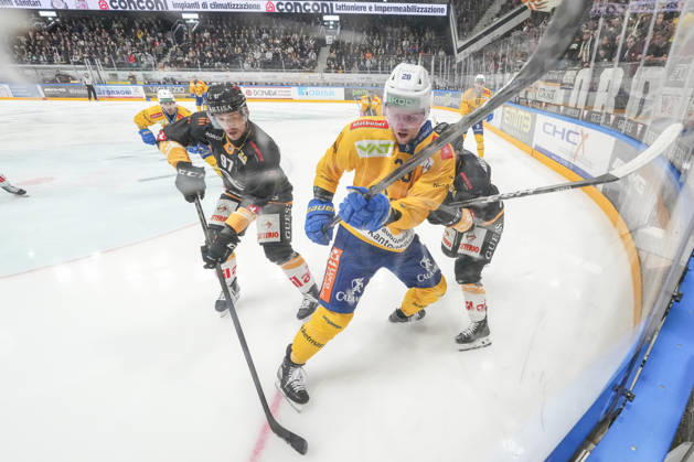 LUGANO, SWITZERLAND - OCTOBER 16: Martin Gernat of Davos C) against Calvin Thurkauf of Lugano L) and Ramon Tanner of Lugano R) during the game between HC Lugano v HC Davos at the Corner Arena on October 16, 2026 in Lugano, Switzerland. Lugano Ticino Switzerland Copyright: xJustPictures.ch JarixPestelaccix jp-en-EuSpIm-JP6_JAr_NL_HCL_HCDavos_16Ott2026_000125