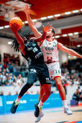 BB-2BL SBB Boerde Baskets - EPG Baskets Koblenz Chase Johnson (EPG Baskets Koblenz), Sebastian Brach (SBB Boerde Baskets) waehrend der Saison 2026-2027 in der 2. Barmer Basketball Bundesliga Pro A am 5. Spieltag SBB Boerde Baskets und EPG Baskets Koblenz in der Wolfgang-Lakenmacher-Halle am 16. October 2026 in Magdeburg, Sachsen Anhalt, Deutschland