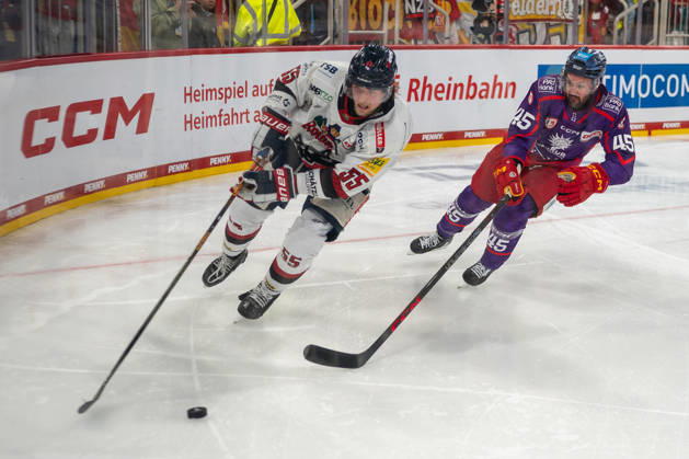 Zweikampf zwischen Moritz Wirth (EHC Freiburg, 55) und Jason Bast (Duesseldorfer EG, 45). DEG vs. EHC Freiburg, Eishockey, DEL2, 09. Spieltag, Saison 2026 2027, 16.10.2026 DEG vs. EHC Freiburg, Eishockey, DEL2, 09. Spieltag, Saison 2026 2027, 16.10.2026 Duesseldorf Copyright: xEibner-Pressefoto ThomasxHaeslerx EP_THR