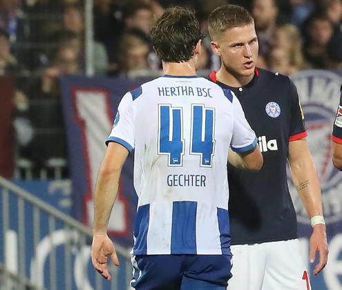 Abpfiff, Diskussion Linus Gechter (Hertha BSC Berlin) und Phil Harres (Holstein Kiel) Fussball, Herren, Saison 2026 2027, 2.BL, Holstein Stadion, Holstein Kiel gegen Hertha BSC Berlin, 0-0 DFL REGULATIONS PROHIBIT ANY USE OF PHOTOGRAPHS AS IMAGE SEQUENCES AND OR QUASI-VIDEO.