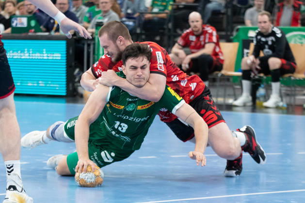 Handball, HBL2: SC DHfK Leipzig - ASV Hamm-Westfalen; 16.10.2026 Jann Keno Jacobs (43, ASV Hamm-Westfalen) bringt Matej Klima (13, SC DHfK Leipzig) zu Boden. Handball, 2. Bundesliga, Saison 2026 2027, 8. Spieltag: SC DHfK Leipzig vs. ASV Hamm-Westfalen am 16.10.2026 in der Quarterback Immobilien Arena Leipzig. Copyright: xBEAUTIFULxSPORTS JanxKaeferx