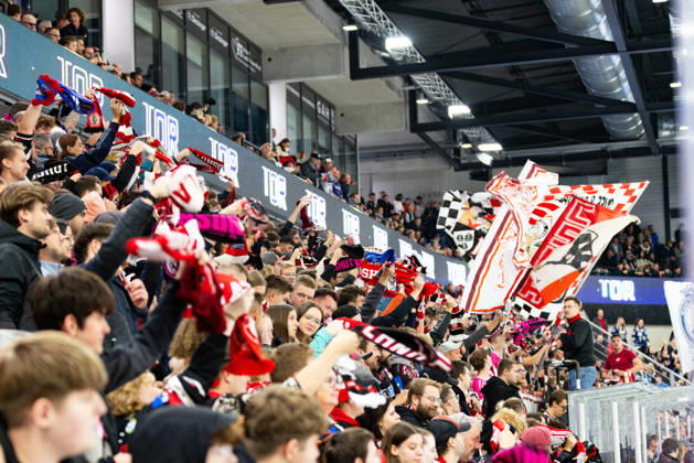 DEL2 (matchday 9) Ice hockey, Eishockey match between EV Landshut and Ravensburg Towerstars on 16.10.2026. in VR-Bank Landshut Arena Landshut, Germany. EV Landshut fans celebrate a goal during the DEL2 (matchday 9) ice hockey match between EV Landshut and Ravensburg Towerstars on 16.10.2026. in VR-Bank Landshut Arena Landshut, Germany. Copyright: xBEAUTIFULxSPORTS Bosnjakovicx
