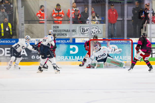 DEL2 (matchday 9) Ice hockey, Eishockey match between EV Landshut and Ravensburg Towerstars on 16.10.2026. in VR-Bank Landshut Arena Landshut, Germany. EV Landshut goal chance seen during the DEL2 (matchday 9) ice hockey match between EV Landshut and Ravensburg Towerstars on 16.10.2026. in VR-Bank Landshut Arena Landshut, Germany. Copyright: xBEAUTIFULxSPORTS Bosnjakovicx