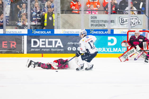 DEL2 (matchday 9) Ice hockey, Eishockey match between EV Landshut and Ravensburg Towerstars on 16.10.2026. in VR-Bank Landshut Arena Landshut, Germany. Trevor Gooch (EV Landshut 72) blocks Matt Fonteyne (Ravensburg Towerstars 17) shoot seen during the DEL2 (matchday 9) ice hockey match between EV Landshut and Ravensburg Towerstars on 16.10.2026. in VR-Bank Landshut Arena Landshut, Germany. Copyright: xBEAUTIFULxSPORTS Bosnjakovicx