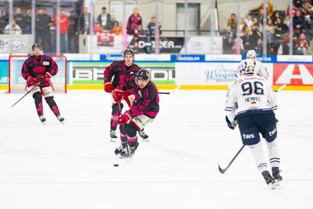 DEL2 (matchday 9) Ice hockey, Eishockey match between EV Landshut and Ravensburg Towerstars on 16.10.2026. in VR-Bank Landshut Arena Landshut, Germany. Jakob Mayenschein (EV Landshut 41) and Niclas Hempel (Ravensburg Towerstars 96) seen during the DEL2 (matchday 9) ice hockey match between EV Landshut and Ravensburg Towerstars on 16.10.2026. in VR-Bank Landshut Arena Landshut, Germany. Copyright: xBEAUTIFULxSPORTS Bosnjakovicx