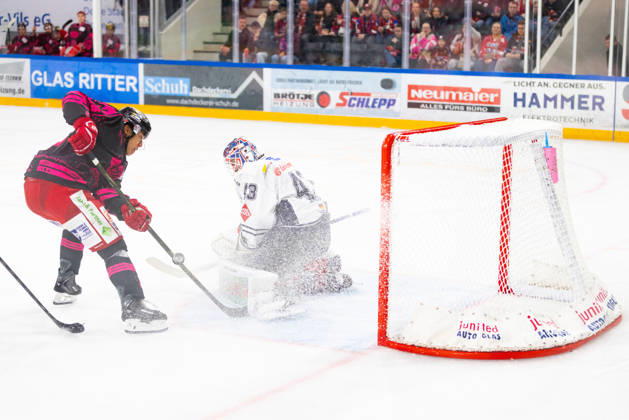 DEL2 (matchday 9) Ice hockey, Eishockey match between EV Landshut and Ravensburg Towerstars on 16.10.2026. in VR-Bank Landshut Arena Landshut, Germany. EV Landshut goal chance saved by Ilya Sharipov (Ravensburg Towerstars 43) seen during the DEL2 (matchday 9) ice hockey match between EV Landshut and Ravensburg Towerstars on 16.10.2026. in VR-Bank Landshut Arena Landshut, Germany. Copyright: xBEAUTIFULxSPORTS Bosnjakovicx
