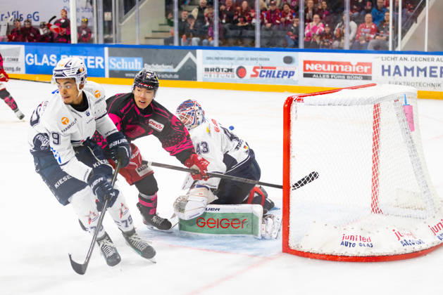 DEL2 (matchday 9) Ice hockey, Eishockey match between EV Landshut and Ravensburg Towerstars on 16.10.2026. in VR-Bank Landshut Arena Landshut, Germany. Ryan Odude (Ravensburg Towerstars 79), Ilya Sharipov (Ravensburg Towerstars 43) and Seonwoo Park (EV Landshut 96) seen in action during the DEL2 (matchday 9) ice hockey match between EV Landshut and Ravensburg Towerstars on 16.10.2026. in VR-Bank Landshut Arena Landshut, Germany. Copyright: xBEAUTIFULxSPORTS Bosnjakovicx