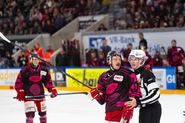 DEL2 (matchday 9) Ice hockey, Eishockey match between EV Landshut and Ravensburg Towerstars on 16.10.2026. in VR-Bank Landshut Arena Landshut, Germany. Jakob Mayenschein (EV Landshut 41) removed after the fight seen during the DEL2 (matchday 9) ice hockey match between EV Landshut and Ravensburg Towerstars on 16.10.2026. in VR-Bank Landshut Arena Landshut, Germany. Copyright: xBEAUTIFULxSPORTS Bosnjakovicx