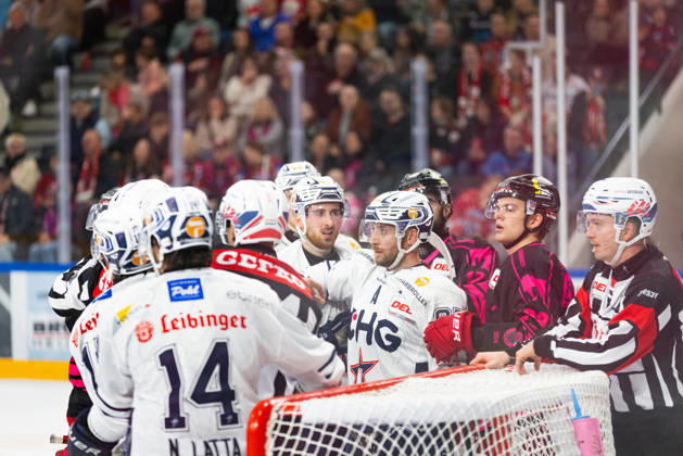 DEL2 (matchday 9) Ice hockey, Eishockey match between EV Landshut and Ravensburg Towerstars on 16.10.2026. in VR-Bank Landshut Arena Landshut, Germany. Fight between EV Landshut and Ravensburg Towerstars players seen during the DEL2 (matchday 9) ice hockey match between EV Landshut and Ravensburg Towerstars on 16.10.2026. in VR-Bank Landshut Arena Landshut, Germany. Copyright: xBEAUTIFULxSPORTS Bosnjakovicx
