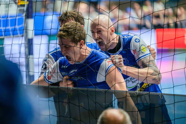 Vukasin Antonijevic (ThSV Eisenach, 41) holt den 7m raus. Dominik Solak (ThSV Eisenach, 30), Tillman Leu (ThSV Eisenach, 99) feiern. GER, ThSV Eisenach gegen VfL Gummersbach, 1. Opel Handballbundesliga, Handball, 9.Spieltag, Saison 2026 2027, 20.00 Uhr, 16.10.2026 GER, ThSV Eisenach gegen VfL Gummersbach, 1. Opel Handballbundesliga, Handball, 9.Spieltag, Saison 2026 2027, 20.00 Uhr, 16.10.2026 Eisenach Copyright: xMartinxHerbstx