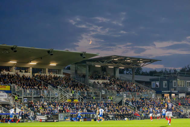 16.10.2026 Fußball 2. Bundesliga Männer Saison 2026 2027 8. Spieltag Holstein Kiel - Hertha BSC (Kiel in Dunkelblau, Berlin in Weiß Blau gestreift) Der Mond über dem Holstein Stadion am Freitag Abend Kiel Holstein Stadion, Westring 501 Schleswig Holstein Deutschland