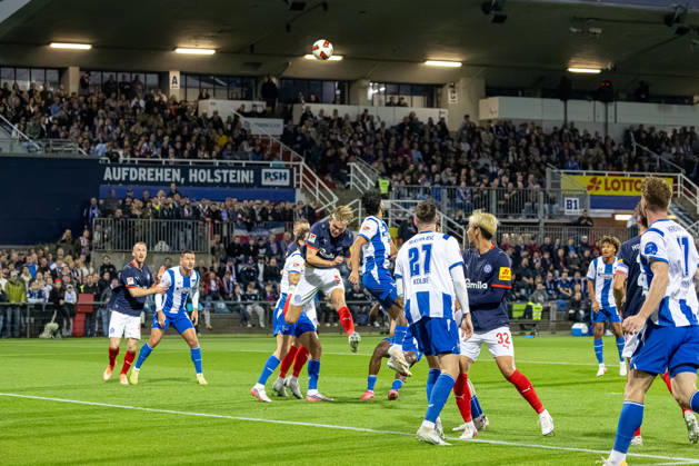 16.10.2026 Fußball 2. Bundesliga Männer Saison 2026 2027 8. Spieltag Holstein Kiel - Hertha BSC (Kiel in Dunkelblau, Berlin in Weiß Blau gestreift) Kopfballduell nach einem Eckstoß zwischen Noah Madsen und Kevin Sessa (Bildmitte) Kiel Holstein Stadion, Westring 501 Schleswig Holstein Deutschland