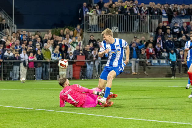 16.10.2026 Fußball 2. Bundesliga Männer Saison 2026 2027 8. Spieltag Holstein Kiel - Hertha BSC (Kiel in Dunkelblau, Berlin in Weiß Blau gestreift) Timon Weiner (li.), Luca Schuler Kiel Holstein Stadion, Westring 501 Schleswig Holstein Deutschland