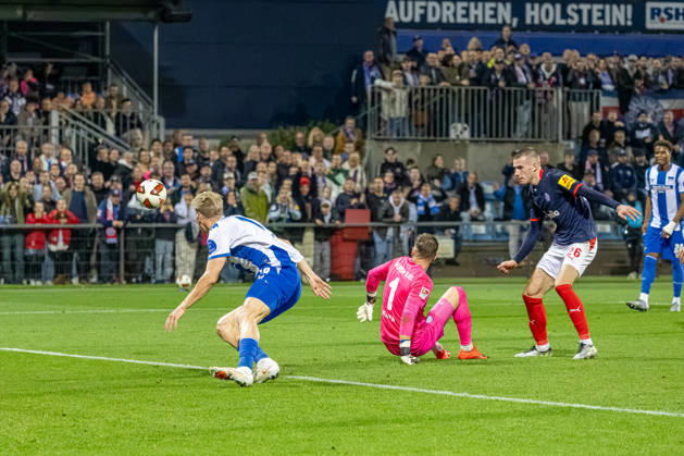 16.10.2026 Fußball 2. Bundesliga Männer Saison 2026 2027 8. Spieltag Holstein Kiel - Hertha BSC (Kiel in Dunkelblau, Berlin in Weiß Blau gestreift) V.l.n.r.: Luca Schuler, Timon Weiner, David Zec Kiel Holstein Stadion, Westring 501 Schleswig Holstein Deutschland