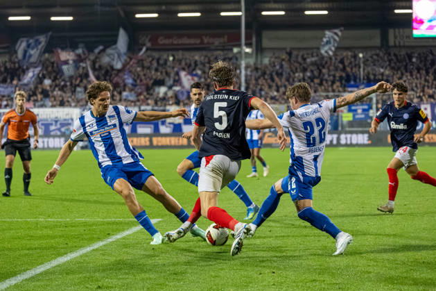 16.10.2026 Fußball 2. Bundesliga Männer Saison 2026 2027 8. Spieltag Holstein Kiel - Hertha BSC (Kiel in Dunkelblau, Berlin in Weiß Blau gestreift) V.l.n.r.: Soufian Gouram, Noah Madsen, Mads Pedersen Kiel Holstein Stadion, Westring 501 Schleswig Holstein Deutschland