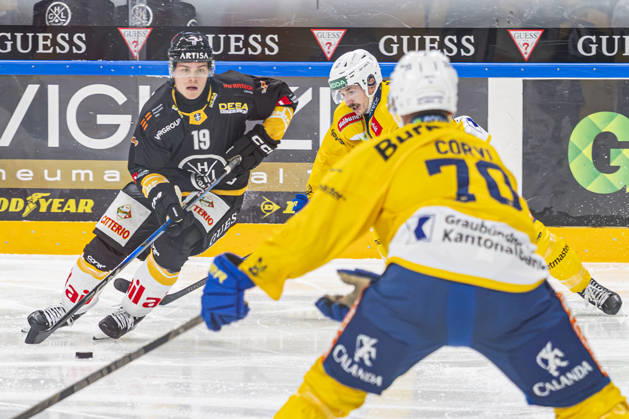 LUGANO, SWITZERLAND - OCTOBER 16: Rasmus Kupari of Lugano L) against Yannick Frehner of Davos C) during the game between HC Lugano v HC Davos at the Corner Arena on October 16, 2026 in Lugano, Switzerland. Lugano Ticino Switzerland Copyright: xJustPictures.ch JarixPestelaccix jp-en-EuSpIm-JP6_JAr_NL_HCL_HCDavos_16Ott2026_000261