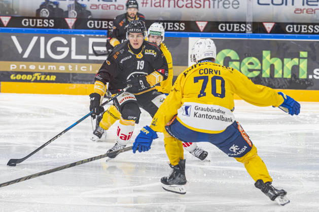 LUGANO, SWITZERLAND - OCTOBER 16: Rasmus Kupari of Lugano L) against Enzo Corvi of Davos R) during the game between HC Lugano v HC Davos at the Corner Arena on October 16, 2026 in Lugano, Switzerland. Lugano Ticino Switzerland Copyright: xJustPictures.ch JarixPestelaccix jp-en-EuSpIm-JP6_JAr_NL_HCL_HCDavos_16Ott2026_000262