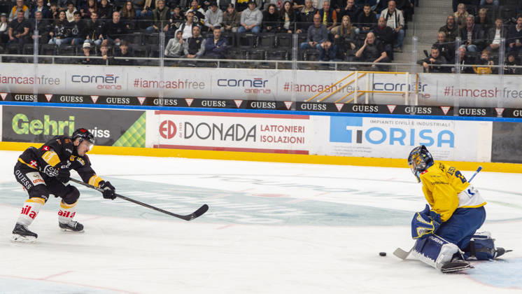 LUGANO, SWITZERLAND - OCTOBER 16: Alessio Bertaggia of Lugano L) against goalkeeper Sandro Aeschlimann of Davos R) during the game between HC Lugano v HC Davos at the Corner Arena on October 16, 2026 in Lugano, Switzerland. Lugano Ticino Switzerland Copyright: xJustPictures.ch JarixPestelaccix jp-en-EuSpIm-JP6_JAr_NL_HCL_HCDavos_16Ott2026_000033