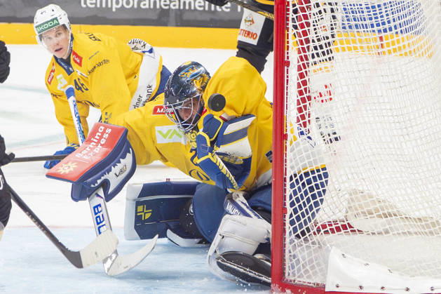 LUGANO, SWITZERLAND - OCTOBER 16: goalkeeper Sandro Aeschlimann of Davos saves during the game between HC Lugano v HC Davos at the Corner Arena on October 16, 2026 in Lugano, Switzerland. Lugano Ticino Switzerland Copyright: xJustPictures.ch JarixPestelaccix jp-en-EuSpIm-JP6_JAr_NL_HCL_HCDavos_16Ott2026_000035