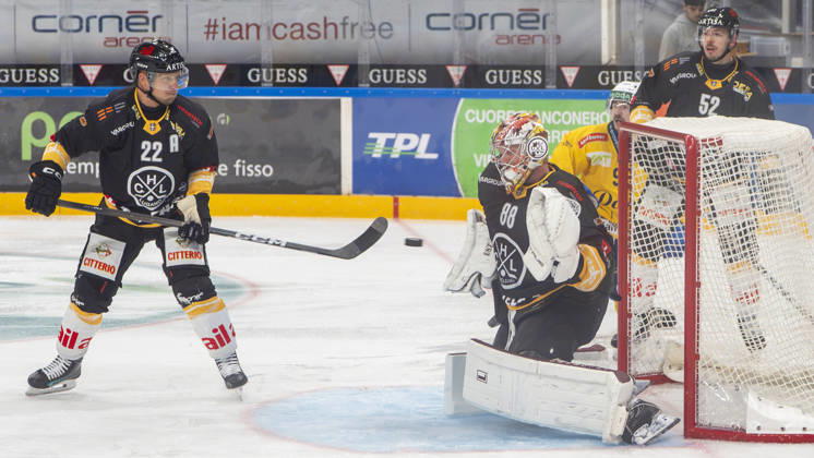 LUGANO, SWITZERLAND - OCTOBER 16: goalkeeper Robert Mayer of Lugano R) in action during the game between HC Lugano v HC Davos at the Corner Arena on October 16, 2026 in Lugano, Switzerland. Lugano Ticino Switzerland Copyright: xJustPictures.ch JarixPestelaccix jp-en-EuSpIm-JP6_JAr_NL_HCL_HCDavos_16Ott2026_000062