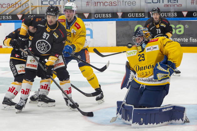 LUGANO, SWITZERLAND - OCTOBER 16: goalkeeper Sandro Aeschlimann of Davos R) saves during the game between HC Lugano v HC Davos at the Corner Arena on October 16, 2026 in Lugano, Switzerland. Lugano Ticino Switzerland Copyright: xJustPictures.ch JarixPestelaccix jp-en-EuSpIm-JP6_JAr_NL_HCL_HCDavos_16Ott2026_000202