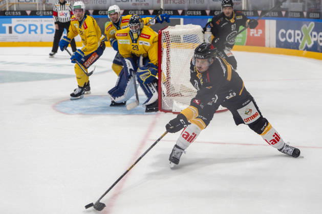 LUGANO, SWITZERLAND - OCTOBER 16: Nick Shore of Lugano R) in action during the game between HC Lugano v HC Davos at the Corner Arena on October 16, 2026 in Lugano, Switzerland. Lugano Ticino Switzerland Copyright: xJustPictures.ch JarixPestelaccix jp-en-EuSpIm-JP6_JAr_NL_HCL_HCDavos_16Ott2026_000213