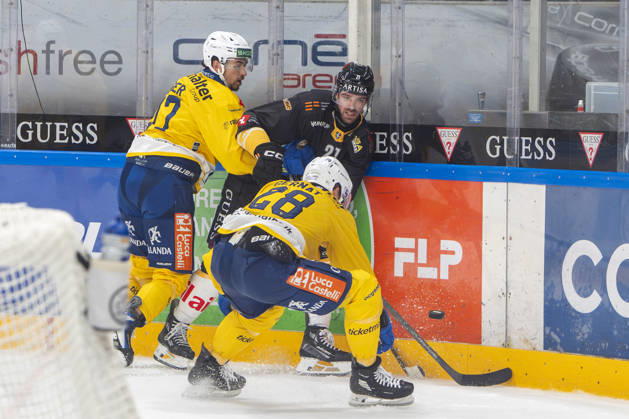 LUGANO, SWITZERLAND - OCTOBER 16: Zach Sanford of Lugano C) against Ken Jager of Davos L) and Martin Gernat of Davos R) during the game between HC Lugano v HC Davos at the Corner Arena on October 16, 2026 in Lugano, Switzerland. Lugano Ticino Switzerland Copyright: xJustPictures.ch JarixPestelaccix jp-en-EuSpIm-JP6_JAr_NL_HCL_HCDavos_16Ott2026_000220