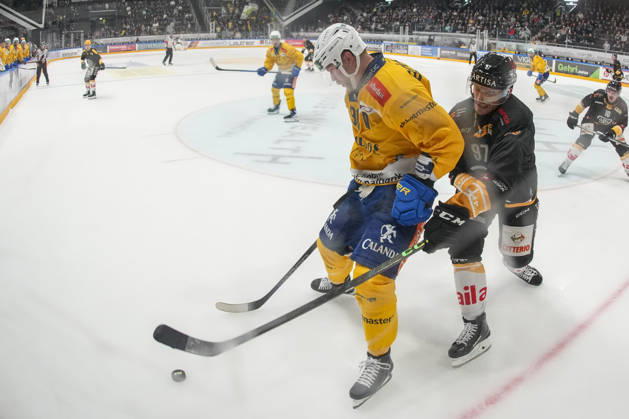 LUGANO, SWITZERLAND - OCTOBER 16: Sven Jung of Davos L) against Calvin Thurkauf of Lugano R) during the game between HC Lugano v HC Davos at the Corner Arena on October 16, 2026 in Lugano, Switzerland. Lugano Ticino Switzerland Copyright: xJustPictures.ch JarixPestelaccix jp-en-EuSpIm-JP6_JAr_NL_HCL_HCDavos_16Ott2026_000255
