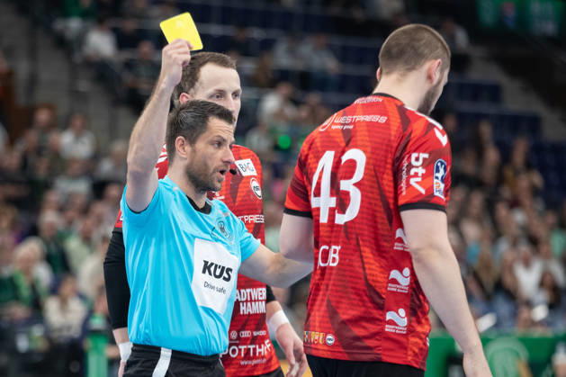 Handball, HBL2: SC DHfK Leipzig - ASV Hamm-Westfalen; 16.10.2026 Schiedsrichter Mirko Krag zeigt die Gelbe Karte, Verwarnung. Handball, 2. Bundesliga, Saison 2026 2027, 8. Spieltag: SC DHfK Leipzig vs. ASV Hamm-Westfalen am 16.10.2026 in der Quarterback Immobilien Arena Leipzig. Copyright: xBEAUTIFULxSPORTS JanxKaeferx