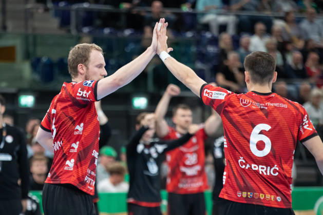Handball, HBL2: SC DHfK Leipzig - ASV Hamm-Westfalen; 16.10.2026 Fabian Huesmann (3, ASV Hamm-Westfalen) klatscht mit Aleksandar Capric (6, ASV Hamm-Westfalen) ab. Handball, 2. Bundesliga, Saison 2026 2027, 8. Spieltag: SC DHfK Leipzig vs. ASV Hamm-Westfalen am 16.10.2026 in der Quarterback Immobilien Arena Leipzig. Copyright: xBEAUTIFULxSPORTS JanxKaeferx