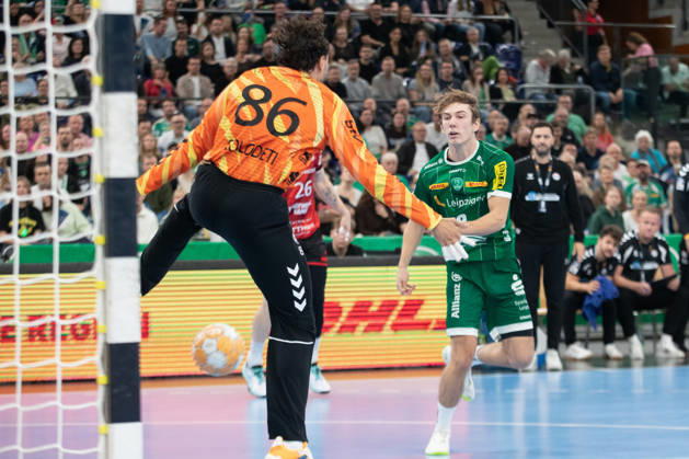 Handball, HBL2: SC DHfK Leipzig - ASV Hamm-Westfalen; 16.10.2026 Staffan Peter (18, SC DHfK Leipzig) erzielt ein Tor gegen Torwart Marcos Vinicios Colodeti (86, ASV Hamm-Westfalen). Handball, 2. Bundesliga, Saison 2026 2027, 8. Spieltag: SC DHfK Leipzig vs. ASV Hamm-Westfalen am 16.10.2026 in der Quarterback Immobilien Arena Leipzig. Copyright: xBEAUTIFULxSPORTS JanxKaeferx