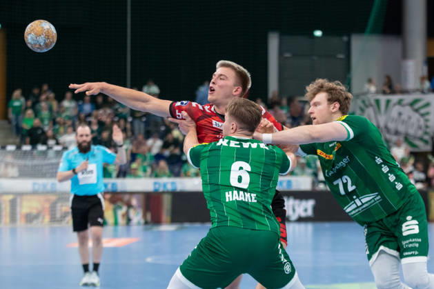 Handball, HBL2: SC DHfK Leipzig - ASV Hamm-Westfalen; 16.10.2026 Benedikt Kühn (19, ASV Hamm-Westfalen) wird von zwei Leipzigern attackiert. Handball, 2. Bundesliga, Saison 2026 2027, 8. Spieltag: SC DHfK Leipzig vs. ASV Hamm-Westfalen am 16.10.2026 in der Quarterback Immobilien Arena Leipzig. Copyright: xBEAUTIFULxSPORTS JanxKaeferx