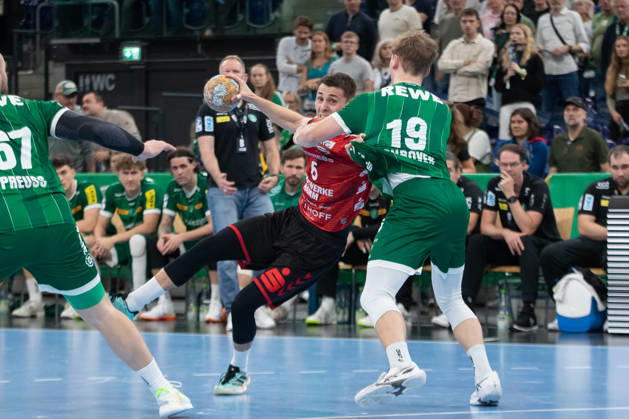 Handball, HBL2: SC DHfK Leipzig - ASV Hamm-Westfalen; 16.10.2026 Aleksandar Capric (6, ASV Hamm-Westfalen) muss sich gegen Finn Schroven (19, SC DHfK Leipzig) durchsetzen. Handball, 2. Bundesliga, Saison 2026 2027, 8. Spieltag: SC DHfK Leipzig vs. ASV Hamm-Westfalen am 16.10.2026 in der Quarterback Immobilien Arena Leipzig. Copyright: xBEAUTIFULxSPORTS JanxKaeferx