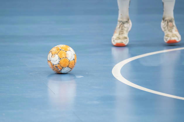 Handball, HBL2: SC DHfK Leipzig - ASV Hamm-Westfalen; 16.10.2026 Ein Ball liegt auf dem blauen Spielfeld neben einer Linie und den Füßen eines Spielers. Symbolbild, Feature, Handball. Handball, 2. Bundesliga, Saison 2026 2027, 8. Spieltag: SC DHfK Leipzig vs. ASV Hamm-Westfalen am 16.10.2026 in der Quarterback Immobilien Arena Leipzig. Copyright: xBEAUTIFULxSPORTS JanxKaeferx