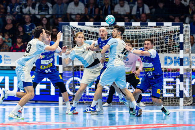 16.10.2026, GER, Handball, Maenner, Saison 26 27, Opel 1.Bl, 9.Spieltag, ThSV Eisenach - VfL Gummersbach Nikola Roganovic (VfL Gummersbach), Ellidi Snaer Vidarsson (VfL Gummersbach), Alex Dujshebaev (VfL Gummersbach), Felix Aellen (ThSV Eisenach,22) 99817 Eisenach Werner-Assmann-Halle Am Sportp Thueringen Deutschland