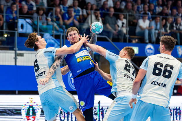 16.10.2026, GER, Handball, Maenner, Saison 26 27, Opel 1.Bl, 9.Spieltag, ThSV Eisenach - VfL Gummersbach Miro Schluroff (VfL Gummersbach), Elias Scholtes (ThSV Eisenach, 4), Kristjan Horzen (VfL Gummersbach) 99817 Eisenach Werner-Assmann-Halle Am Sportp Thueringen Deutschland