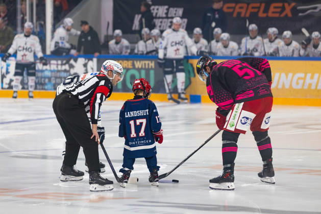 DEL2 (matchday 9) Ice hockey, Eishockey match between EV Landshut and Ravensburg Towerstars on 16.10.2026. in VR-Bank Landshut Arena Landshut, Germany Ceremonial opening puck drop by a young EV Landshut player seen during the DEL2 (matchday 9) ice hockey match between EV Landshut and Ravensburg Towerstars on 16.10.2026. in VR-Bank Landshut Arena Landshut, Germany. Copyright: xBEAUTIFULxSPORTS Bosnjakovicx