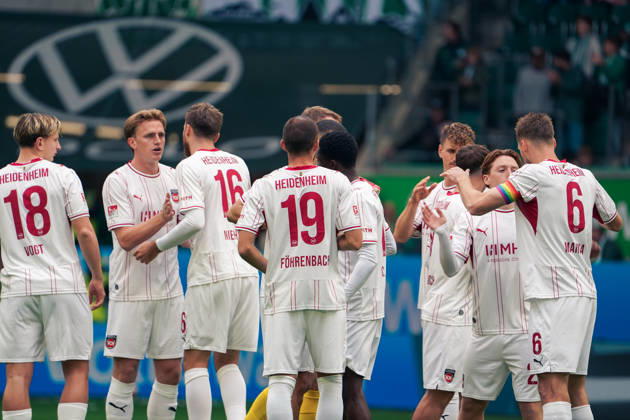 Deutschland: Fussball 2. Bundesliga 2026 2027, 8. Spieltag - VfL Wolfsburg vs 1. FC Heidenheim 1846 - Volkswagen Arena (Wolfsburg): Handshake 1. FC Heidenheim 1846 Copyright: xAymanxAlahmedx