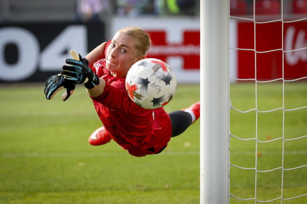 LEVERKUSEN, GERMANY - OCTOBER 17, 2026: Rafaela Borggräfe (Bayer 04 Leverkusen, 12) during the warm-up before the Women s Bundesliga match on gameday 7 between Bayer 04 Leverkusen vs. Eintracht Frankfurt at Ulrich-Haberland-Stadion on October 17, 2026 in Leverkusen, Germany. DFL REGULATIONS PROHIBIT ANY USE OF PHOTOGRAPHS AS IMAGE SEQUENCES AND OR QUASI-VIDEO. Northrhine-Westphalia Germany Copyright: xAxelxKohringx