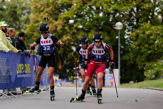 17.10.2026, GER, Biathlon, Frauen, IBU Biathlon Loop One Festival 2026, Saison 2026 2027, Super Sprint Qualifikation Damen Kamila Zuk ( POL, 32 ), Gro Randby ( NOR, 11 ), Johanna Skottheim ( SWE, 12 ) im Duell München Olympiapark Bayern Deutschland Copyright: xNordphoto Vux