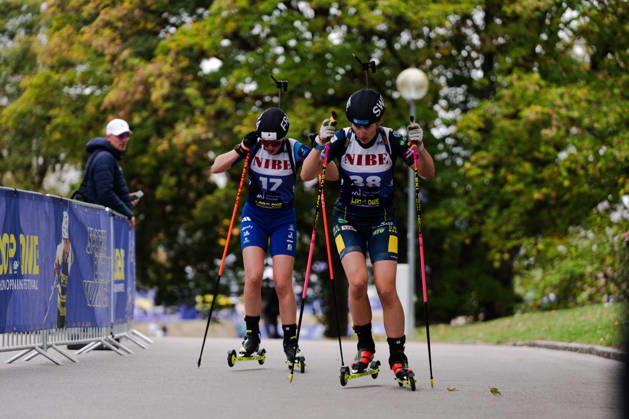 17.10.2026, GER, Biathlon, Frauen, IBU Biathlon Loop One Festival 2026, Saison 2026 2027, Super Sprint Qualifikation Damen Amandine Mengin ( FRA, 17 ), Ella Halvarsson ( SWE, 38 ) im Duell München Olympiapark Bayern Deutschland Copyright: xNordphoto Vux