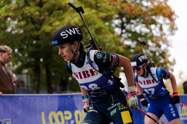 17.10.2026, GER, Biathlon, Frauen, IBU Biathlon Loop One Festival 2026, Saison 2026 2027, Super Sprint Qualifikation Damen Amandine Mengin ( FRA, 17 ), Ella Halvarsson ( SWE, 38 ) im Duell München Olympiapark Bayern Deutschland Copyright: xNordphoto Vux