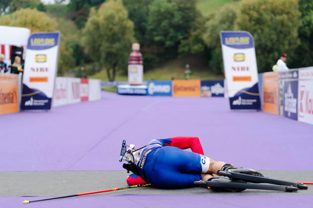 17.10.2026, GER, Biathlon, Herren, IBU Biathlon Loop One Festival 2026, Saison 2026 2027, Super Sprint Qualifikation Herren Tomas Mikyska ( CZE, 25 ) erschöpft im Ziel München Olympiapark Bayern Deutschland Copyright: xNordphoto Vux