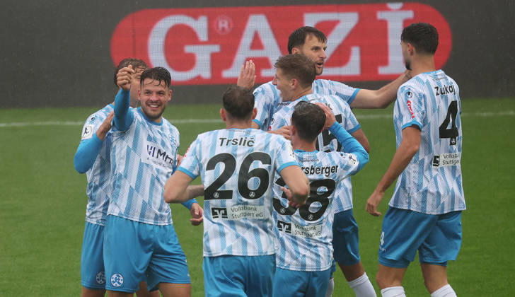 Stuttgart Fußball Regionalliga Südwest , Stuttgarter Kickers vs. TSV Steinbach Haiger , Jubel Kickers , links: Yannick Glessing